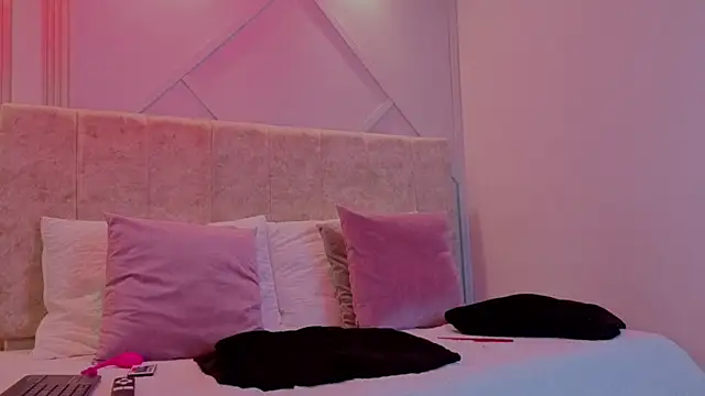 Snapshot of Scarlett__lace chatting on 12.16.25 Scarlett lace online show from 12.16.25