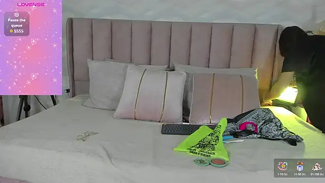 Snapshot of alaya_noir_ chatting on 11.25.25 alaya noir online show from 11.25.25