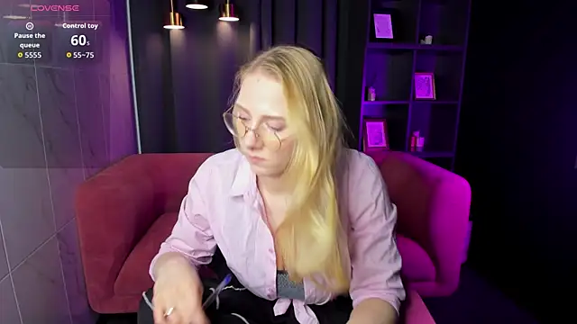 Snapshot of Liana_Ln chatting on 12.13.25 Liana Ln online show from 12.13.25