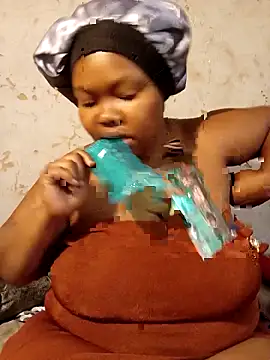 Snapshot of 3bigcuteness chatting on 11.15.25 3bigcuteness online show from 11.15.25