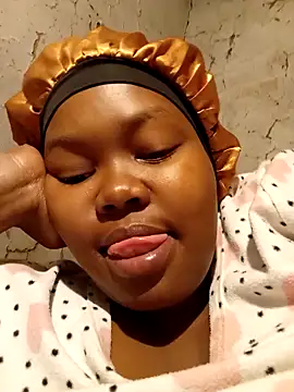 Snapshot of 3bigcuteness chatting on 11.17.25 3bigcuteness online show from 11.17.25