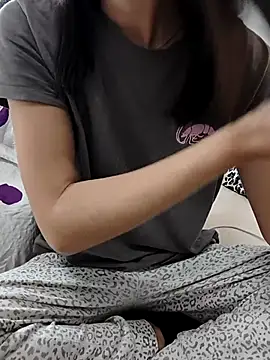 Snapshot of carlina28 chatting on 11.04.25 carlina28 online show from 11.04.25