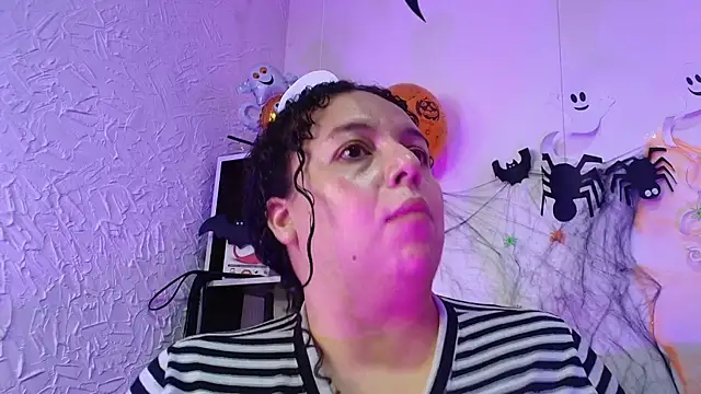 Snapshot of Natasha_Amber chatting on 10.30.25 Natasha Amber online show from 10.30.25