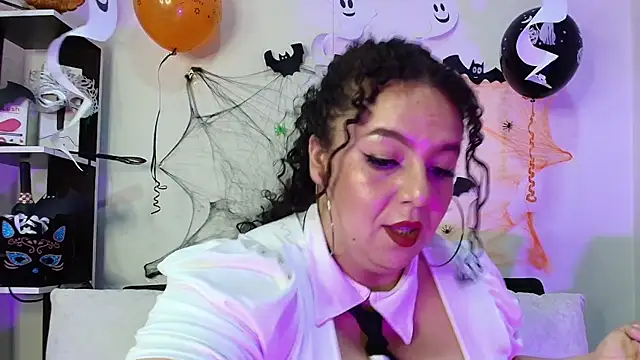 Snapshot of Natasha_Amber chatting on 10.31.25 Natasha Amber online show from 10.31.25