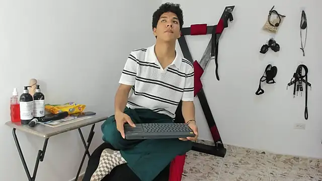 Snapshot of Maximiliano_Khalil chatting on 11.28.25 Maximiliano Khalil online show from 11.28.25