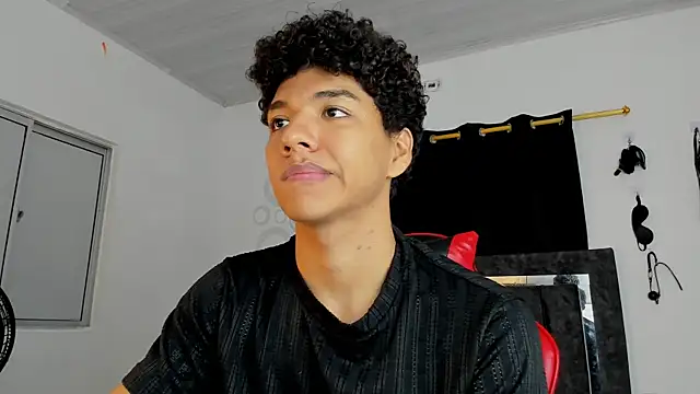 Snapshot of Maximiliano_Khalil chatting on 11.30.25 Maximiliano Khalil online show from 11.30.25