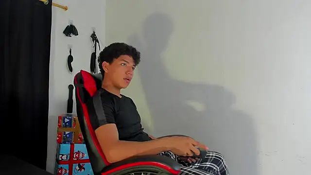 Snapshot of Maximiliano_Khalil chatting on 12.14.25 Maximiliano Khalil online show from 12.14.25