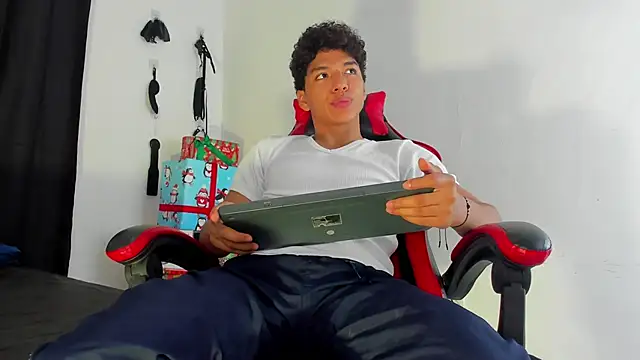 Snapshot of Maximiliano_Khalil chatting on 12.15.25 Maximiliano Khalil online show from 12.15.25