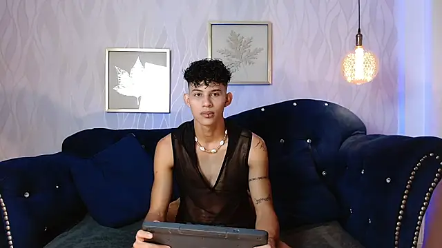 Snapshot of KamiSuarez chatting on 11.03.25 KamiSuarez online show from 11.03.25