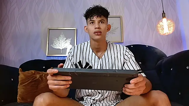 Snapshot of KamiSuarez chatting on 11.06.25 KamiSuarez online show from 11.06.25