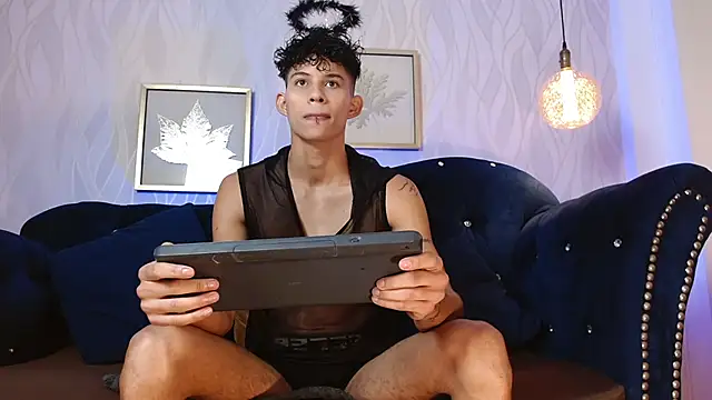 Snapshot of KamiSuarez chatting on 11.08.25 KamiSuarez online show from 11.08.25