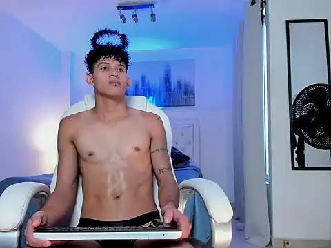 Snapshot of KamiSuarez chatting on 11.21.25 KamiSuarez online show from 11.21.25