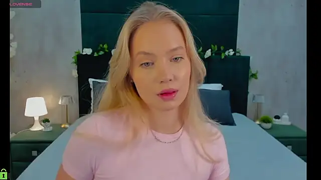 Snapshot of Melanie_Ryer chatting on 11.26.25 Melanie Ryer online show from 11.26.25