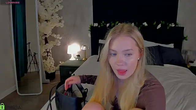 Snapshot of Melanie_Ryer chatting on 11.29.25 Melanie Ryer online show from 11.29.25