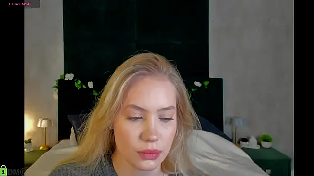 Snapshot of Melanie_Ryer chatting on 12.03.25 Melanie Ryer online show from 12.03.25