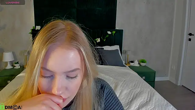 Snapshot of Melanie_Ryer chatting on 12.04.25 Melanie Ryer online show from 12.04.25