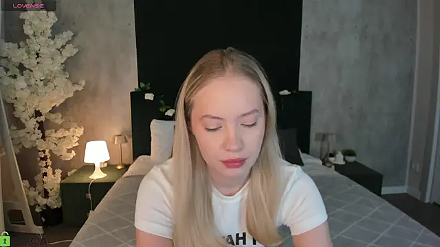 Snapshot of Melanie_Ryer chatting on 12.15.25 Melanie Ryer online show from 12.15.25