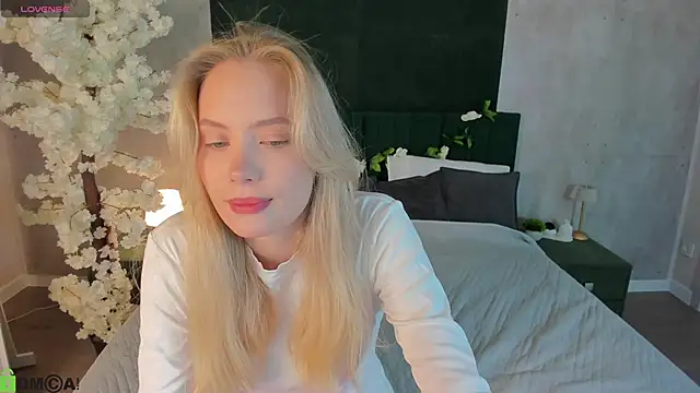 Snapshot of Melanie_Ryer chatting on 12.17.25 Melanie Ryer online show from 12.17.25