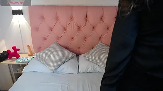 victoria 243 online show from 11.21.25