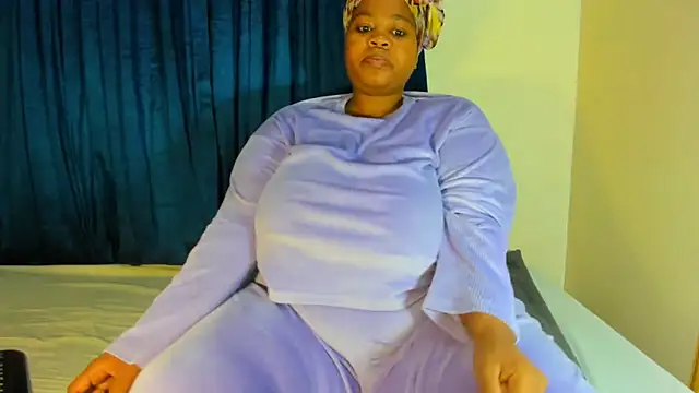 Snapshot of ThickLeeyanaXX chatting on 06.14.26 ThickLeeyanaXX online show from 06.14.26