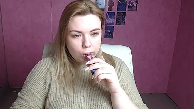 Snapshot of SusannaNight chatting on 12.19.25 SusannaNight online show from 12.19.25