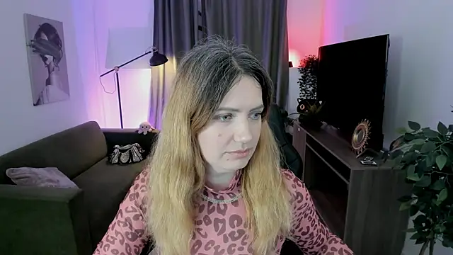 Snapshot of AleksaLaurent chatting on 10.30.25 AleksaLaurent online show from 10.30.25