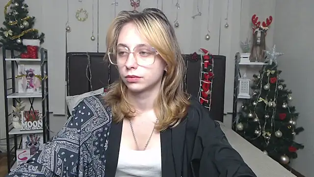 TracyLll online show from 12.21.25