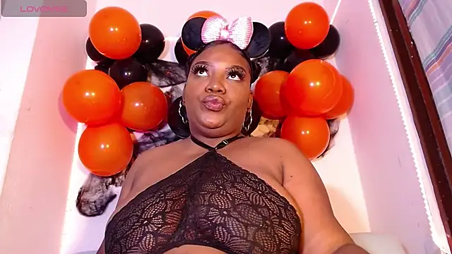 Snapshot of julieth_brown1 chatting on 10.29.25 julieth brown1 online show from 10.29.25