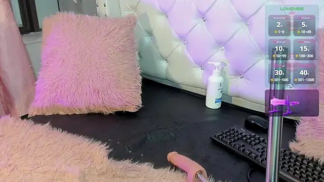 Snapshot of Cristinawhite chatting on 11.21.25 Cristinawhite online show from 11.21.25