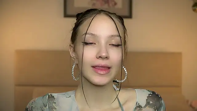 Snapshot of VetaManhardt chatting on 11.18.25 VetaManhardt online show from 11.18.25