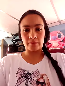 Snapshot of Isa-Giraldo chatting on 11.17.25 Isa-Giraldo online show from 11.17.25