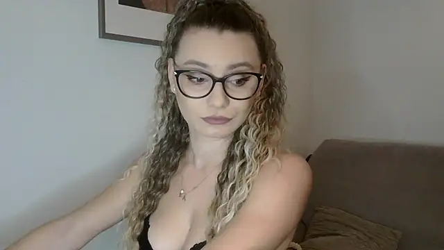 Snapshot of AlessiaCreed chatting on 10.29.25 AlessiaCreed online show from 10.29.25