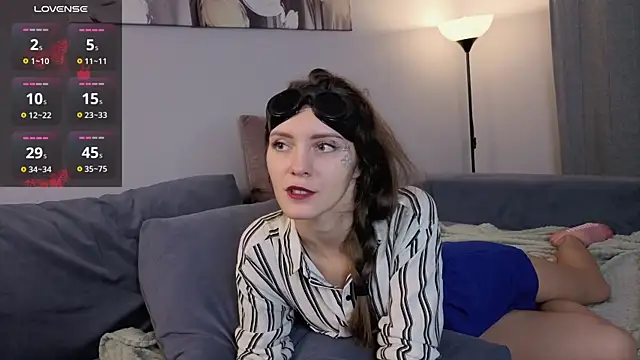 Snapshot of LauraYoungg chatting on 10.31.25 LauraYoungg online show from 10.31.25