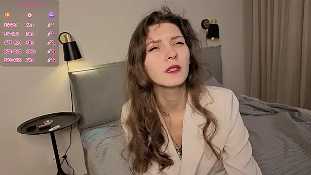 Snapshot of LauraYoungg chatting on 11.12.25 LauraYoungg online show from 11.12.25