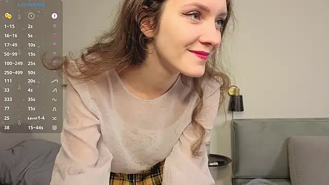 Snapshot of LauraYoungg chatting on 11.28.25 LauraYoungg online show from 11.28.25