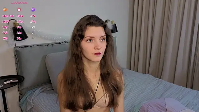 Snapshot of LauraYoungg chatting on 12.13.25 LauraYoungg online show from 12.13.25