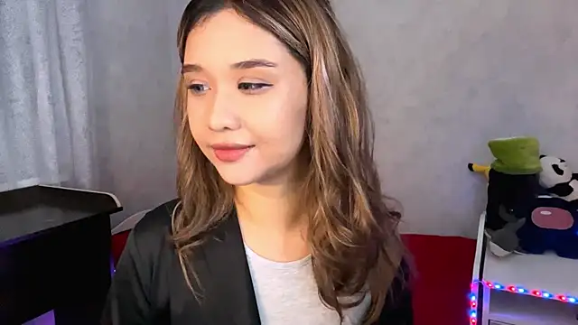 Snapshot of LovelyLara chatting on 11.21.25 LovelyLara online show from 11.21.25