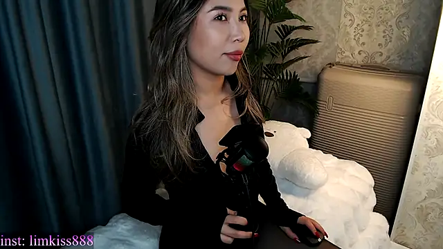 limkiss online show from 12.17.25