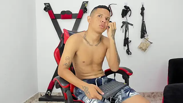 Steven19 LatinBoy online show from 11.11.25