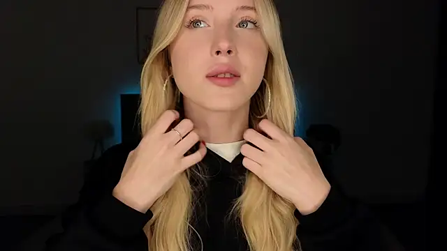 Snapshot of adele_armass chatting on 06.17.26 adele armass online show from 06.17.26