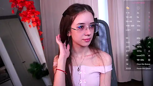 Snapshot of tinyanie chatting on 11.19.25 tinyanie online show from 11.19.25