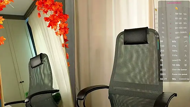 Snapshot of tinyanie chatting on 11.29.25 tinyanie online show from 11.29.25