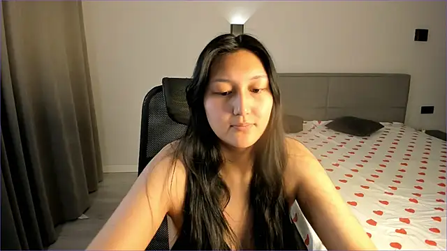 Snapshot of Yunamini chatting on 12.03.25 Yunamini online show from 12.03.25