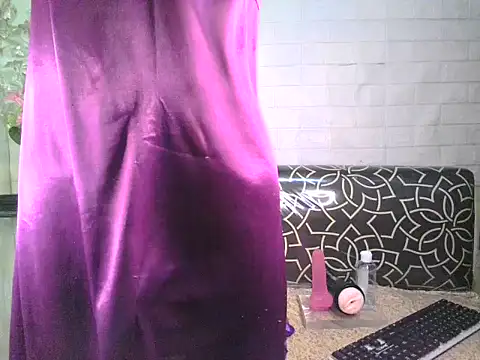 Snapshot of queensilver chatting on 12.01.25 queensilver online show from 12.01.25