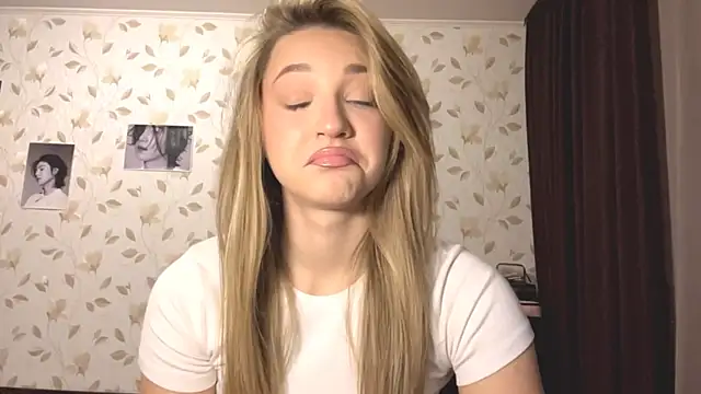 Snapshot of OrethaEredia chatting on 10.30.25 OrethaEredia online show from 10.30.25