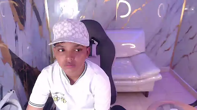 Snapshot of stormi_rouse18 chatting on 11.01.25 stormi rouse18 online show from 11.01.25