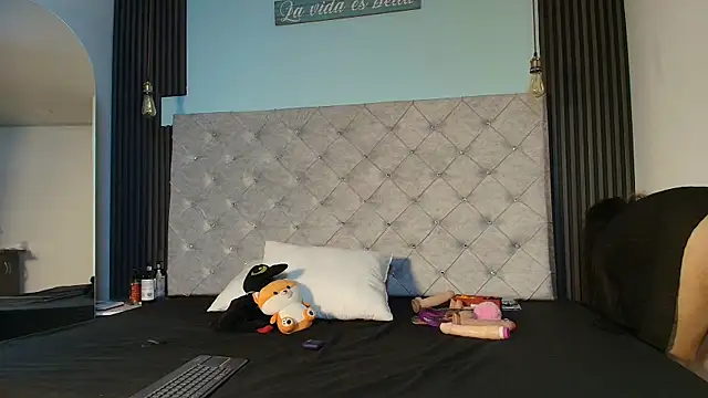 Liia Leens online show from 11.26.25