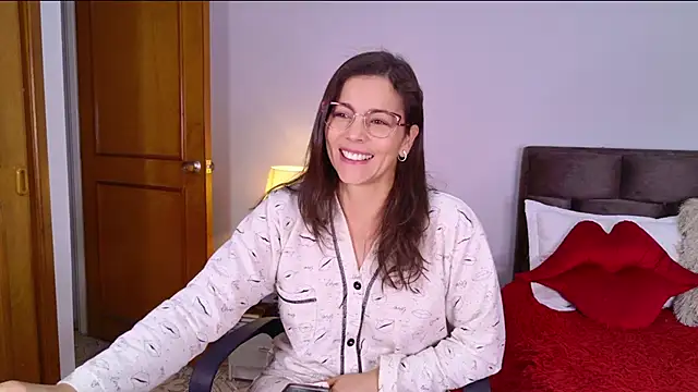 Snapshot of Angie_bell chatting on 11.04.25 Angie bell online show from 11.04.25