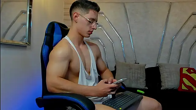 Snapshot of MAXTHOMSON chatting on 02.05.26 MAXTHOMSON online show from 02.05.26