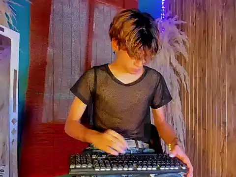 Snapshot of Leo_Glow chatting on 12.19.25 Leo Glow online show from 12.19.25